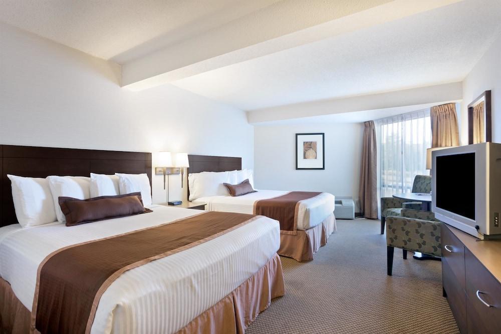 Hotel Ramada By Wyndham Kamloops Extérieur photo