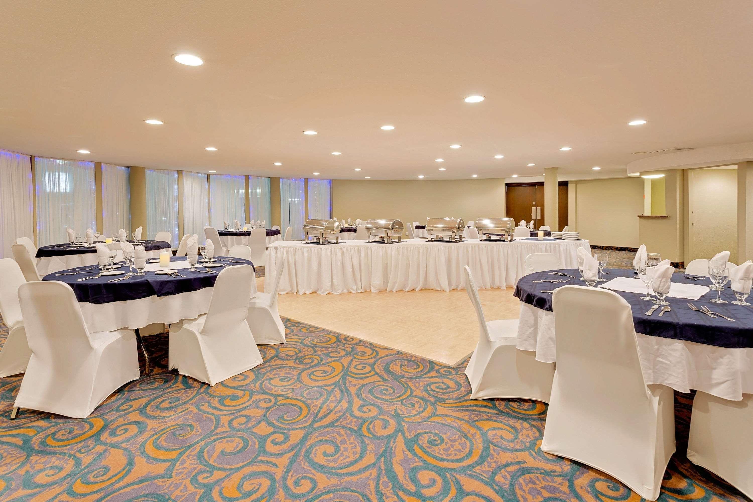 Hotel Ramada By Wyndham Kamloops Extérieur photo