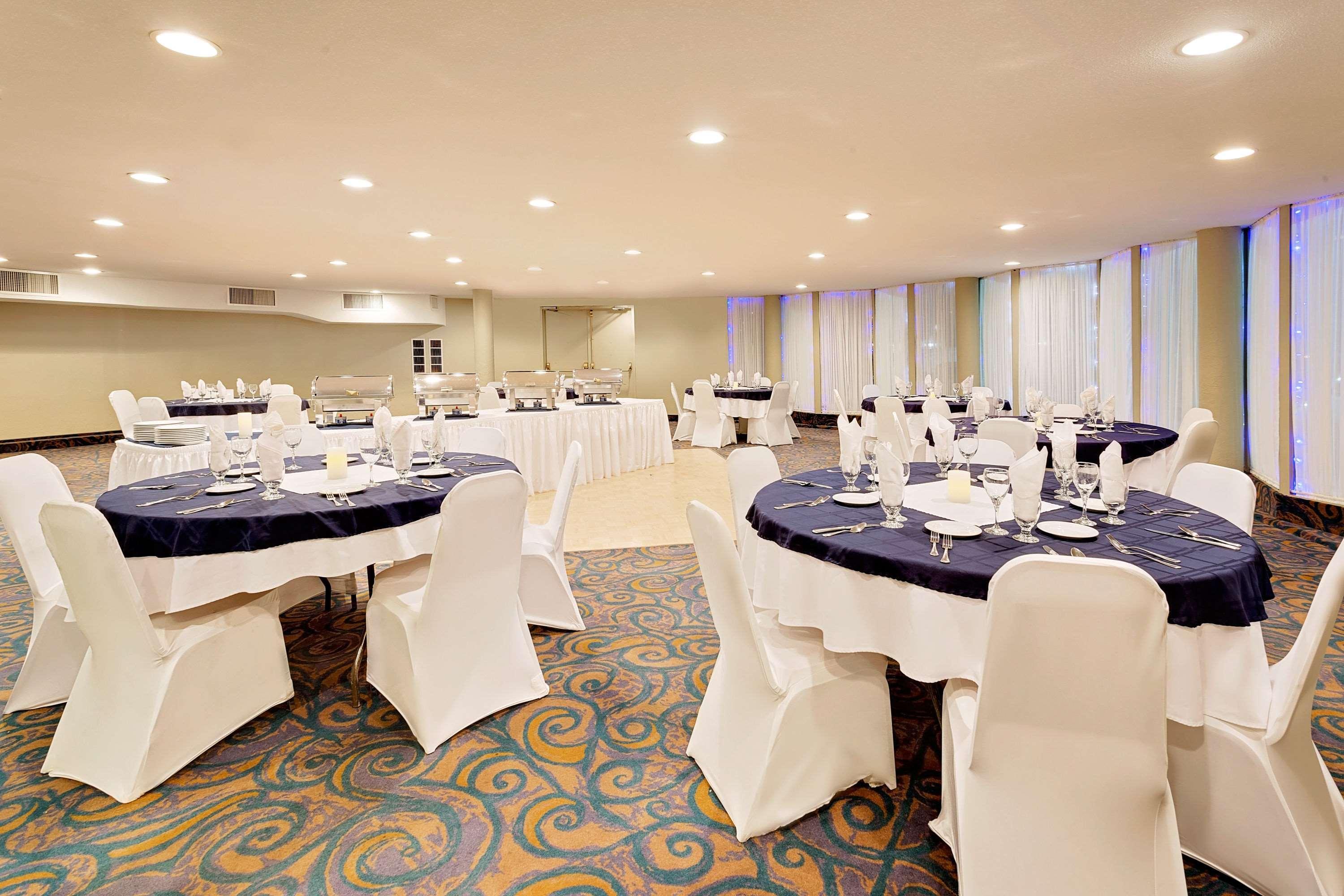 Hotel Ramada By Wyndham Kamloops Extérieur photo