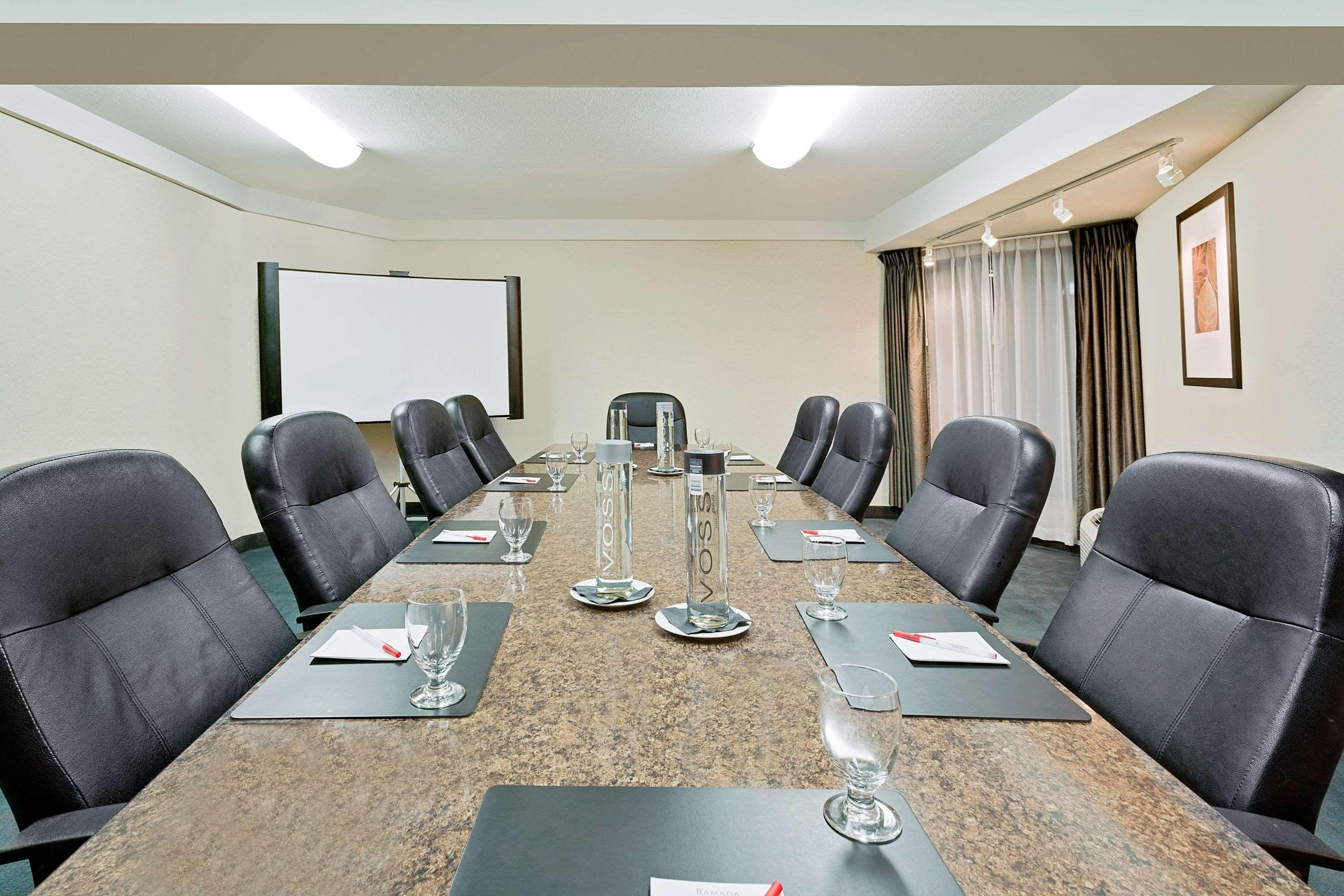 Hotel Ramada By Wyndham Kamloops Extérieur photo
