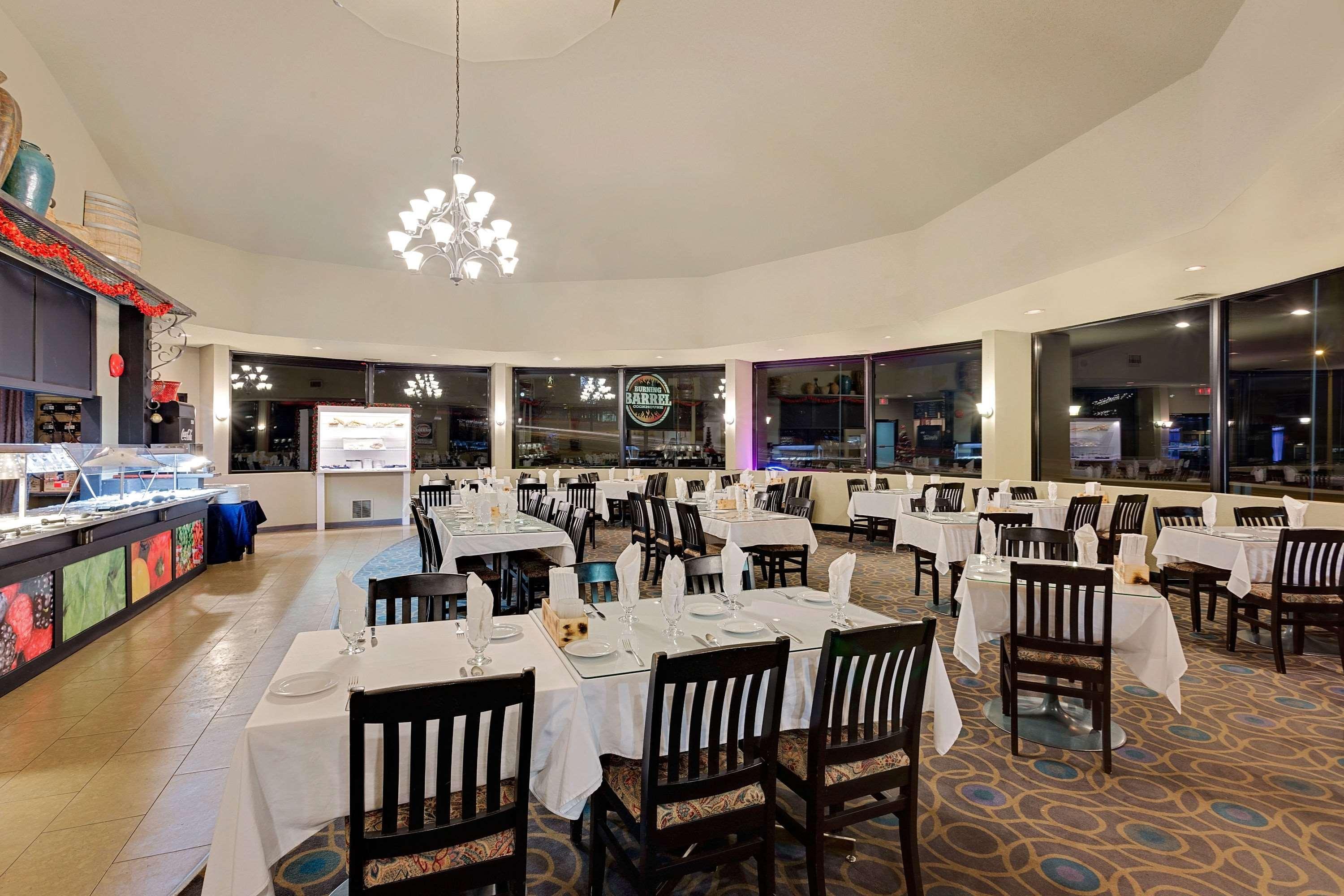 Hotel Ramada By Wyndham Kamloops Extérieur photo