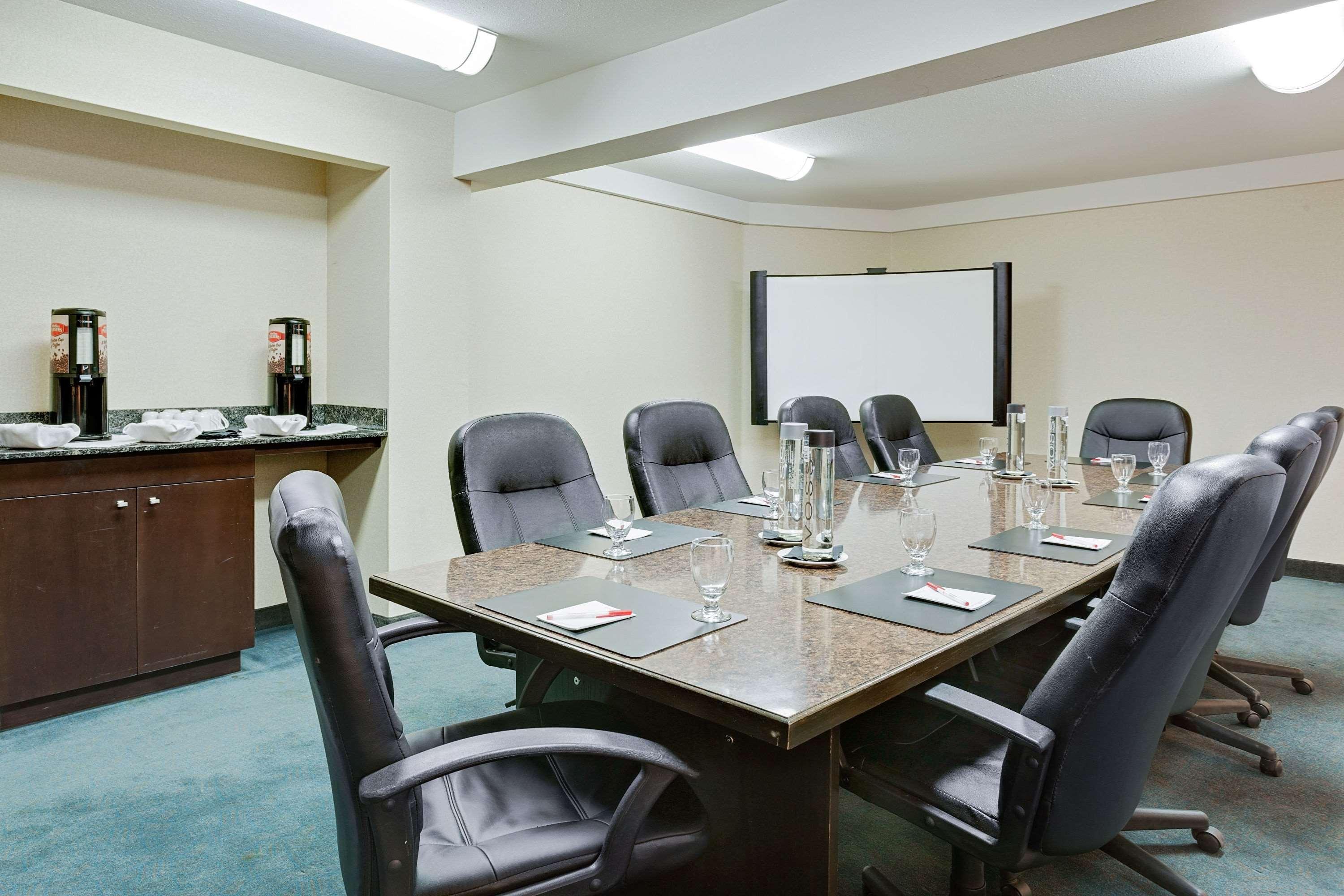 Hotel Ramada By Wyndham Kamloops Extérieur photo