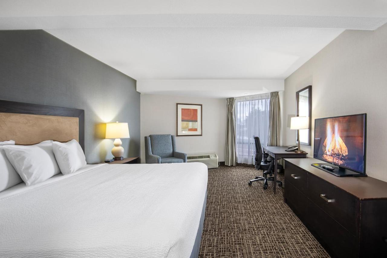 Hotel Ramada By Wyndham Kamloops Extérieur photo
