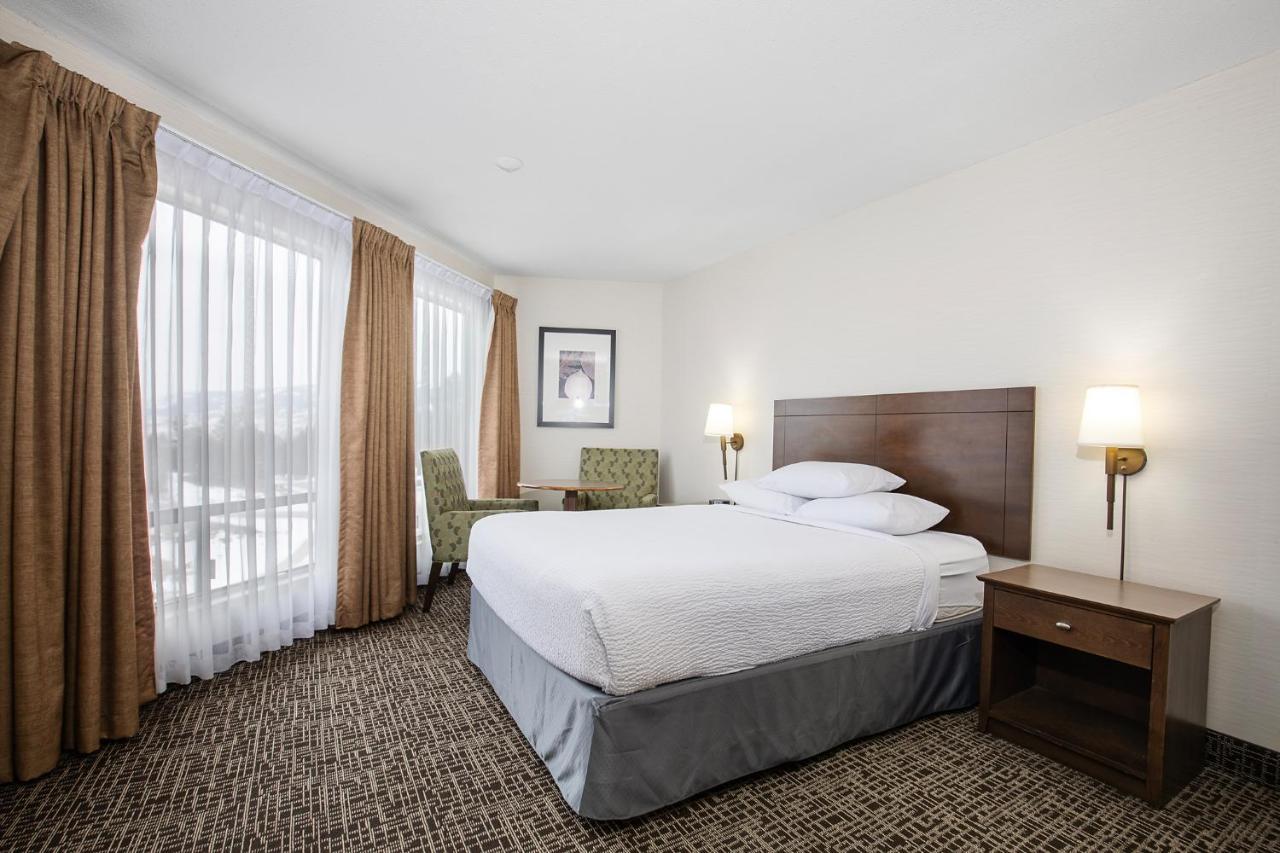 Hotel Ramada By Wyndham Kamloops Extérieur photo