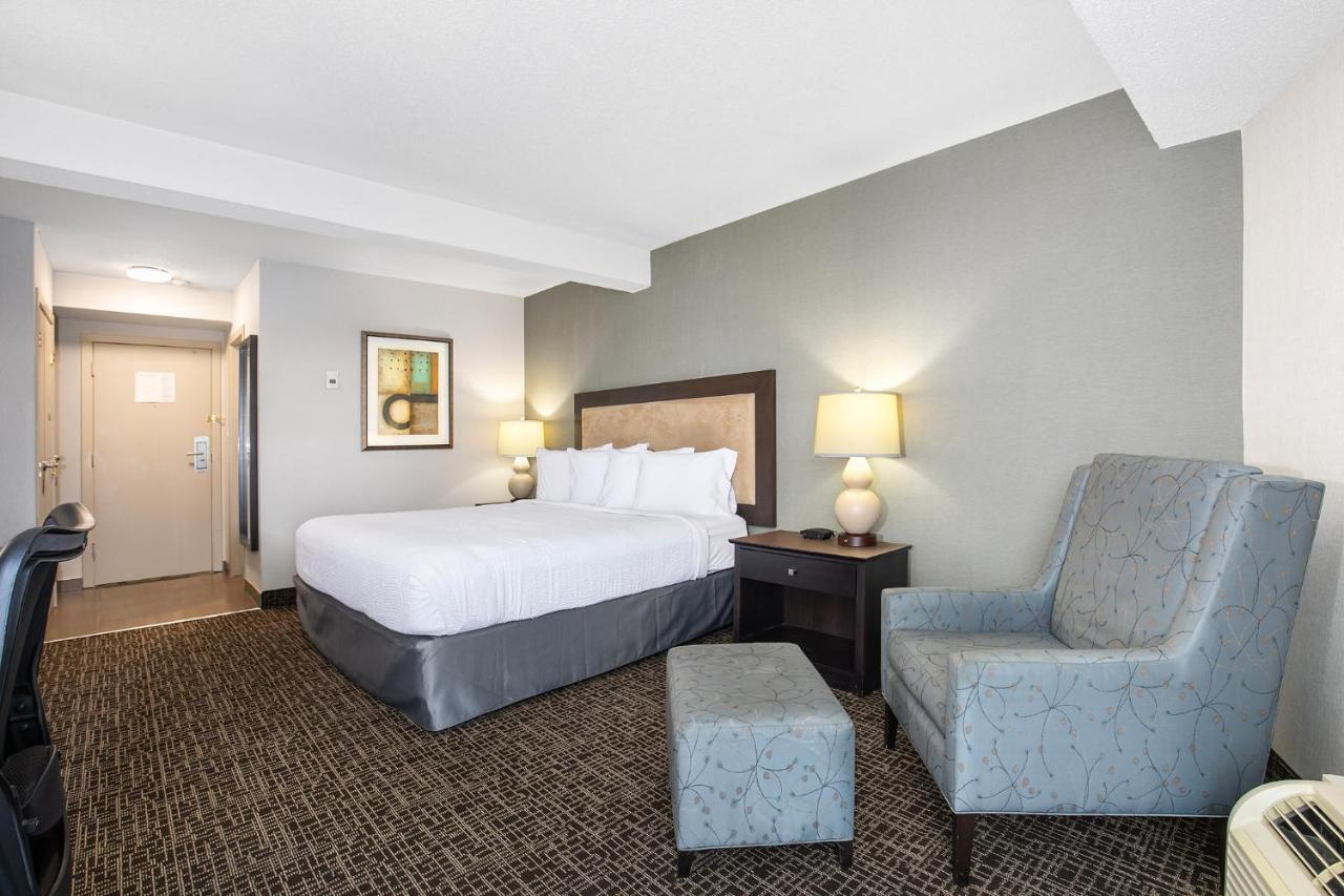 Hotel Ramada By Wyndham Kamloops Extérieur photo