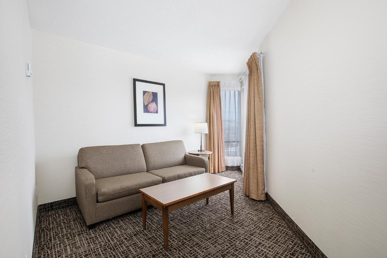 Hotel Ramada By Wyndham Kamloops Extérieur photo