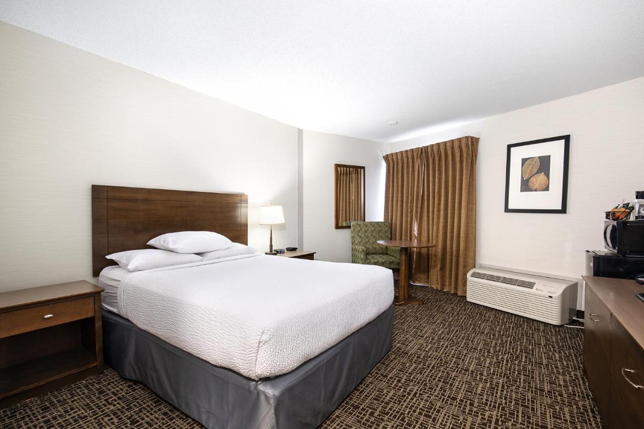 Hotel Ramada By Wyndham Kamloops Extérieur photo