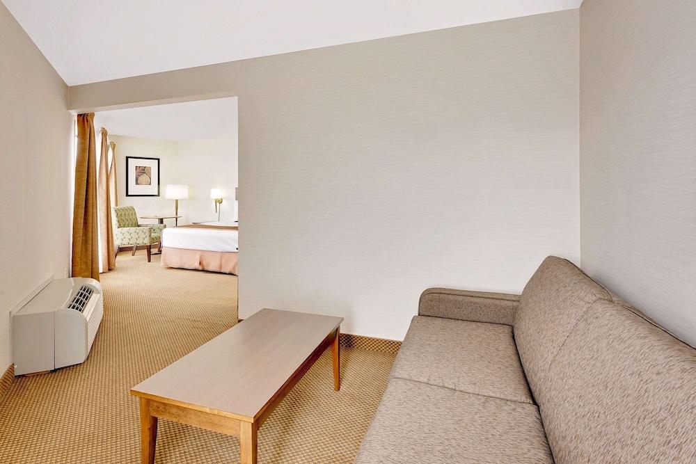 Hotel Ramada By Wyndham Kamloops Extérieur photo