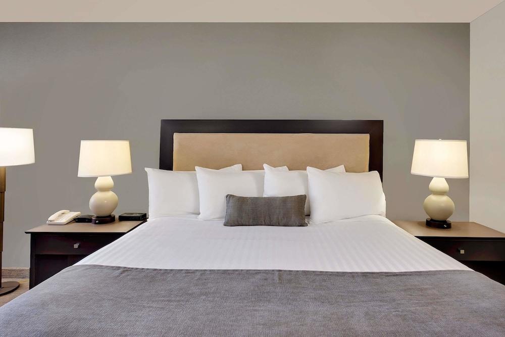 Hotel Ramada By Wyndham Kamloops Extérieur photo