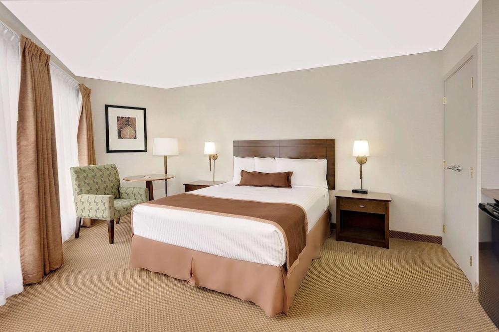 Hotel Ramada By Wyndham Kamloops Extérieur photo