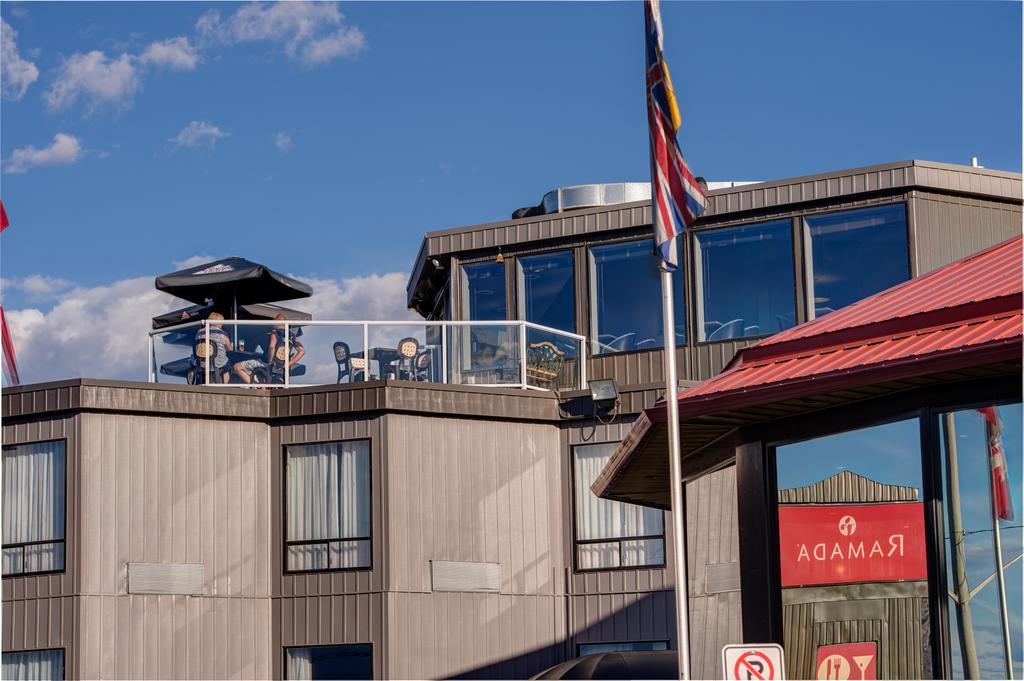 Hotel Ramada By Wyndham Kamloops Extérieur photo