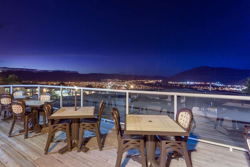 Hotel Ramada By Wyndham Kamloops Restaurant photo