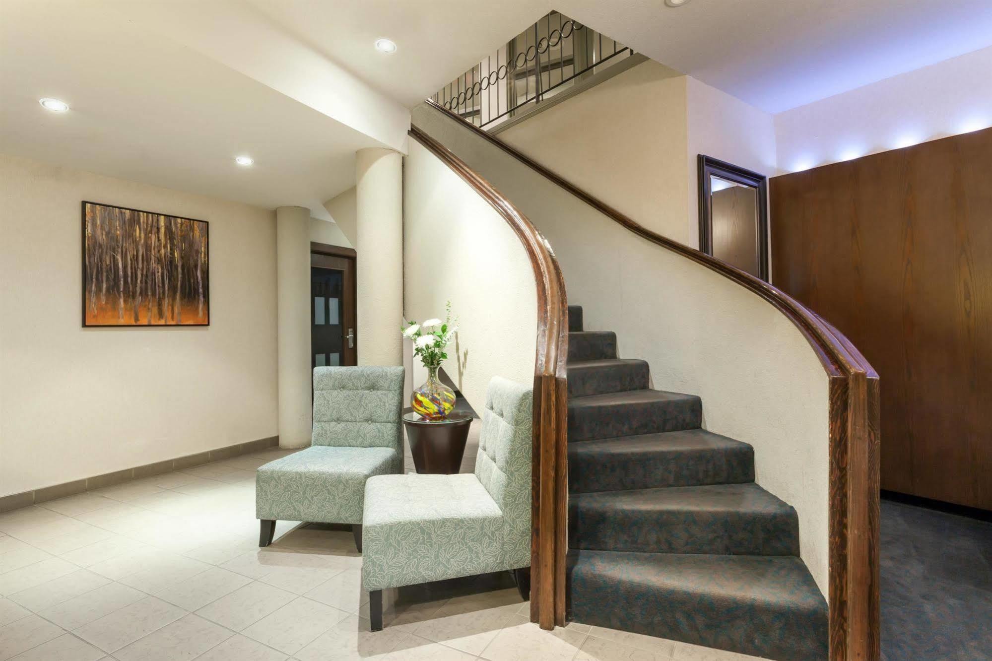 Hotel Ramada By Wyndham Kamloops Extérieur photo