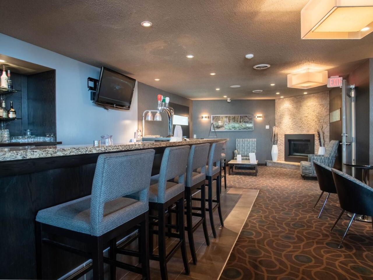 Hotel Ramada By Wyndham Kamloops Extérieur photo